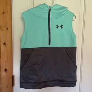 Under Armour girls vest size YLG
New with tags
Hooded, sleeveless
NWT